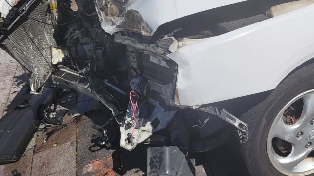 70대가 몰던 전기차 택시 인도로 돌진...4명 부상 / YTN