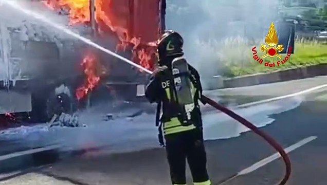 Avellino - Autocarro in fiamme lungo l'A16: a fuoco materiale plastico da imballaggio (04.06.25)