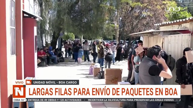 Largas filas para enviar encomiendas por vía aérea ante el cerco en Cochabamba