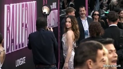 Keanu Reeves e Ana de Armas alla premiere di "Ballerina" a Hollywood