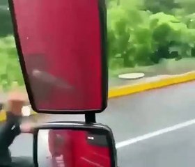 Retour de karma pour ce motard en colère