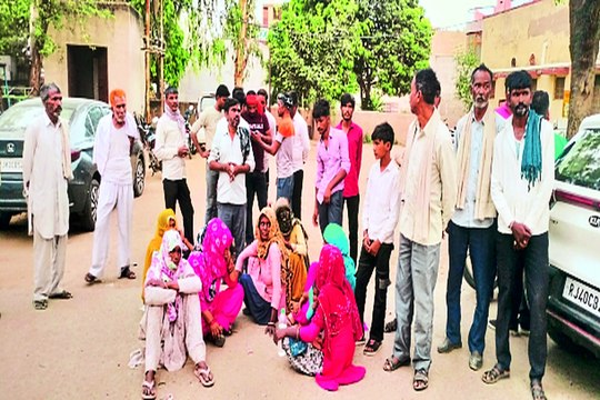 बकरी चराने गए युवक को ट्रैक्टर के रोटावेटर कुचलने का आरोप.... देखें वीडियो.....