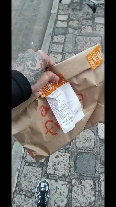 Entregador desabafa sobre furto de rodas de bicicleta enquanto buscava encomenda para entrega