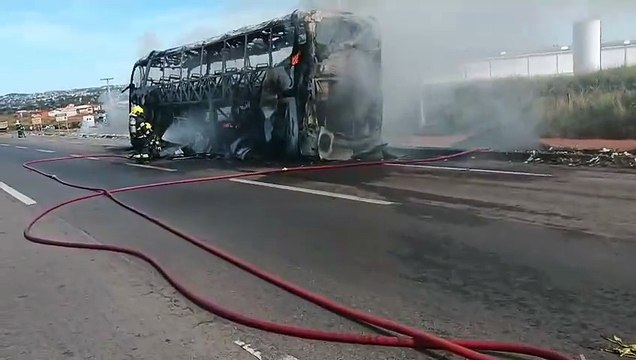 Ônibus de Brasília com 16 passageiros pega fogo na BR153