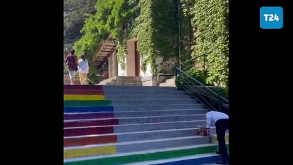 Boğaziçi Üniversitesi’nde öğrencilerin boyadığı gökkuşağı merdivene özel güvenlik engeli