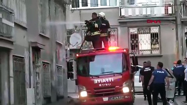 Koruma altına alınan çocuğu geri verilmeyince boğazına bıçak dayayıp, evini yaktı