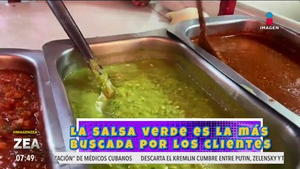 ¡Atalo Mata dejó la reporteada y se convirtió en taquero por un día!