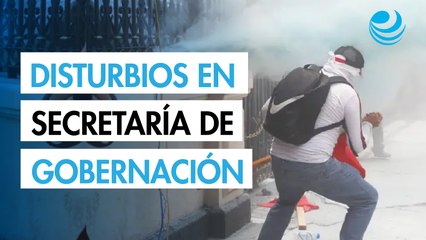 Personas encapuchadas intentan entrar por la fuerza a la Secretaría de Gobernación