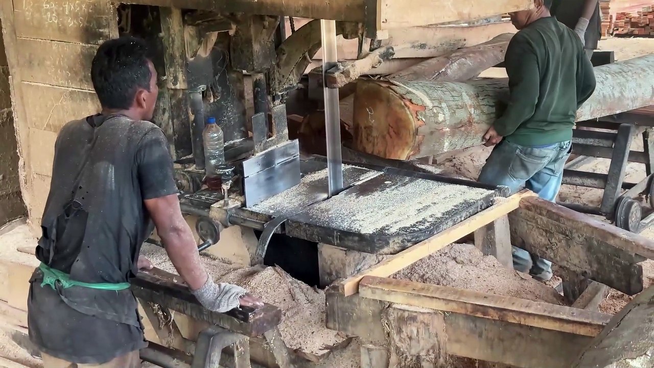 Processing 2x20 Boards with a Sawmill Machine for Your Home Project