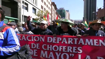 Miles de choferes marchan en Bolivia por escasez de combustibles y dólares