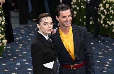 Patrick Schwarzenegger bombarded with cash from fans while they watched him on ‘White Lotus’