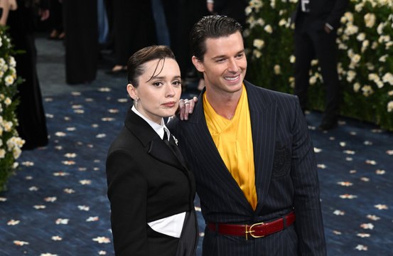 Patrick Schwarzenegger bombarded with cash from fans while they watched him on ‘White Lotus’