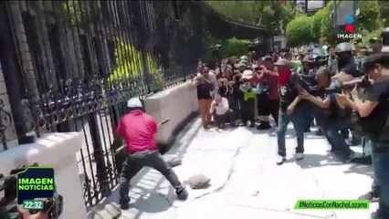 A martillazos, encapuchados de la CETEG de Guerrero, intentaron irrumpir en la Segob