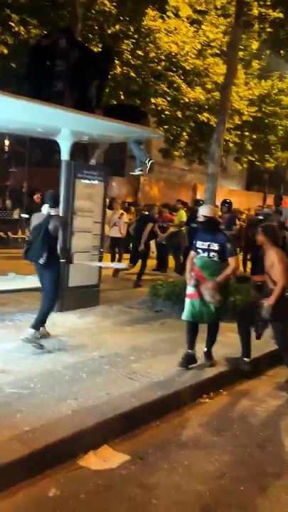 Victoire PSG - Le jeune homme qui a cassé un abribus et nargué les policiers arrêté : Il a 15 ans, connu pour menaces de mort réitérées, recel de vol et impliqué dans l'attaque de la boutique Chanel des Champs Elysées