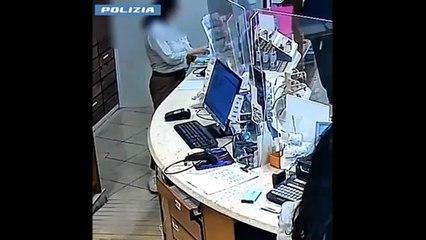 Rapina in farmacia, ecco il blitz ripreso dalla videocamere della sorveglianza