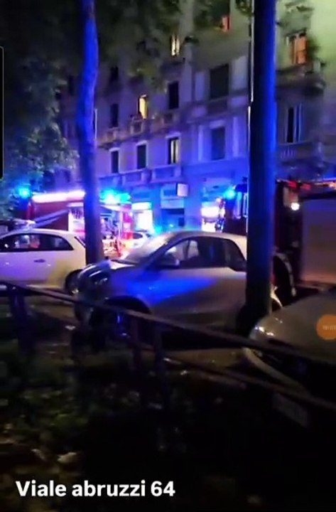 Milano, incendio nella notte in un palazzo di viale Abruzzi: morta una donna