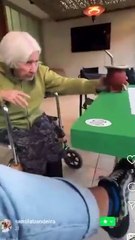 Emotivo gesto: Platense lleva la copa a su fanática de 98 años que se enteró del título por el diario