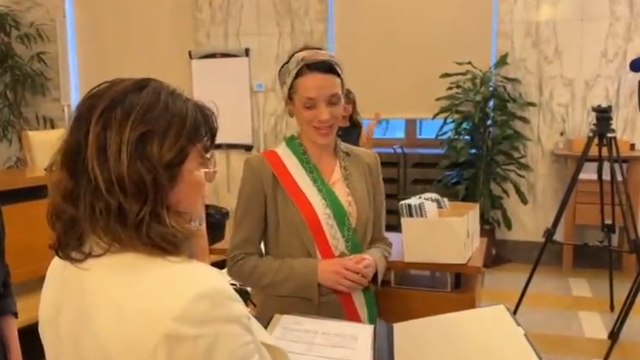 Merano, il giuramento della sindaca Katharina Zeller: «Spero che il caso del tricolore sia chiuso, ora al lavoro»