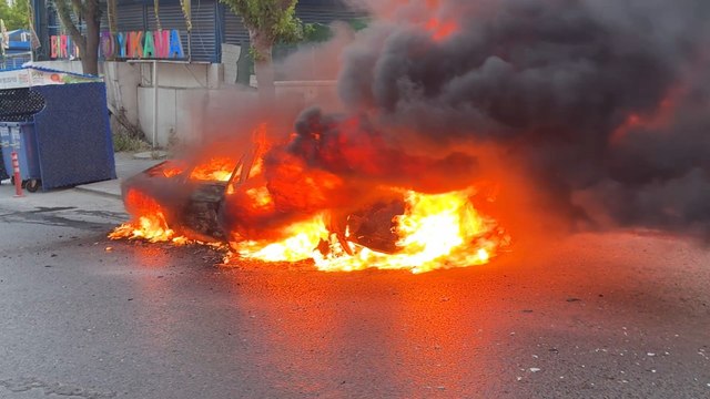 Avcılar'da otomobilin alev alev yandığı anlar kamerada