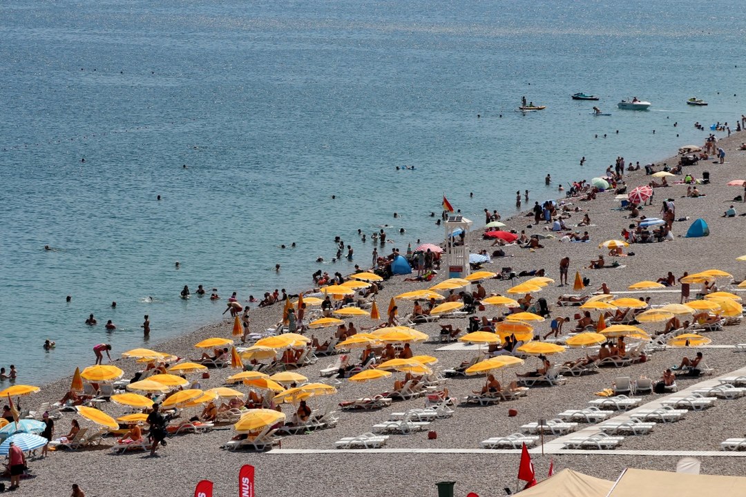 Antalya yine cıvıl cıvıl: Konyaaltı Sahili'ne akın ettiler