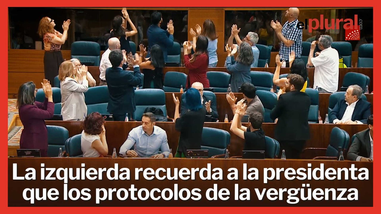 La izquierda ovaciona a los familiares de víctimas de residencias ante las mentiras de Ayuso