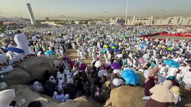 الحجّاج يؤدون الركن الأعظم للحجّ على جبل عرفات تحت شمس حارقة