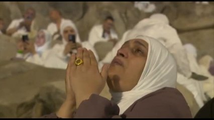 Pellegrinaggio alla Mecca, i musulmani pregano al Monte Arafat