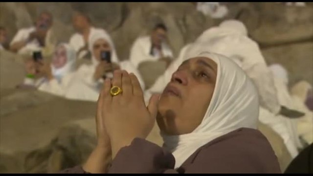 Pellegrinaggio alla Mecca, i musulmani pregano al Monte Arafat