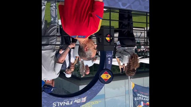 Le public pose avec le trophée - Foot - Ligue des nations