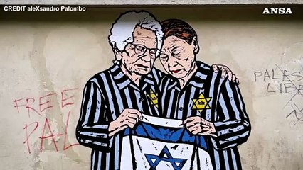 Segre e Bruck con la bandiera d'Israele in un murale a Milano