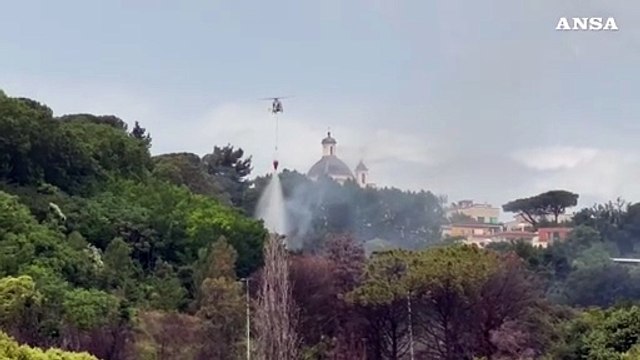 Fiamme sulla collina di Monte Mario a Roma, chiuse alcune strade