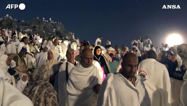 I pellegrini musulmani sul Monte Arafat per il culmine dello Hajj