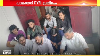 ക്ക് മുറിക്കാൻ ശ്രമിച്ചെന്ന് ആരോപിച്ച് പാലക്കാട് നഗരസഭയിലേക്ക് DYFI പ്രതിഷേധം