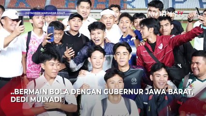 Bak Pemain Timnas! Dedi Mulyadi Tendang Bola, Maruarar jadi Kiper Tinjau Stadion Si Jalak Harupat