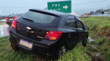 Ambulância do EPR Iguaçu é mobilizada após Onix cair em canaleta na BR-277, em Cascavel