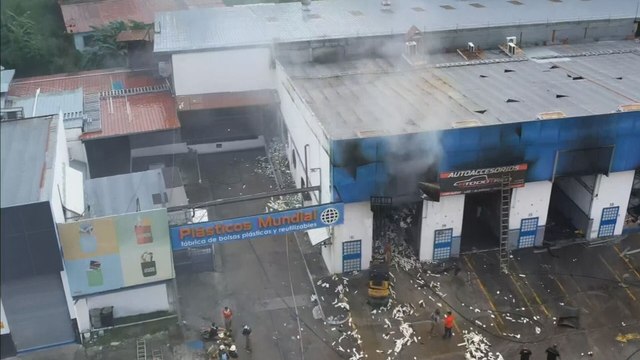 Tras cinco horas de labores, Bomberos controlan incendio en galera de Río Abajo