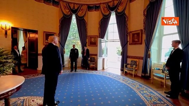 Trump si affaccia sul balcone Truman della Casa Bianca tra gli applausi, il dietro le quinte