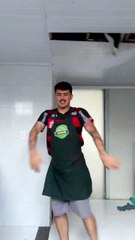 Influenciador leva susto ao ser surpreendido por gato caindo do teto