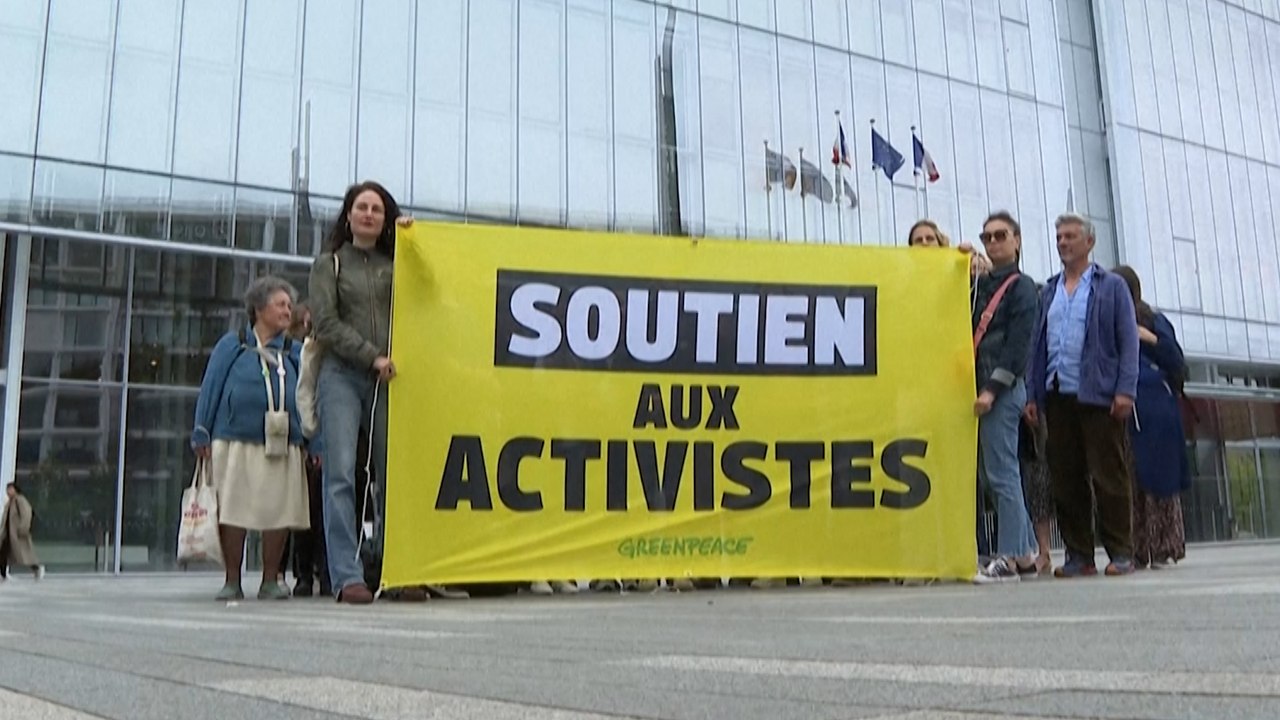 Statue de Macron volée à Grévin : deux militants de Greenpeace mis en examen