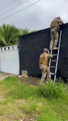 Policiais cumprem mandado de busca e apreensão em imóvel na Barra Nova