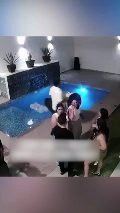 SE CAYÓ A LA PISCINA