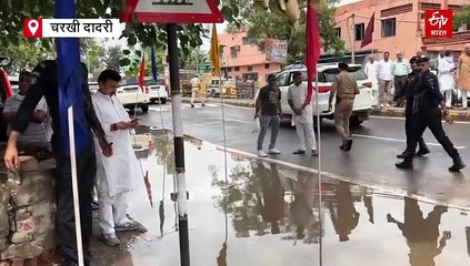 सड़क पर जलभराव में से निकलने की जगह तलाशते दिखे मंत्री जी, साइड से पैदल निकलना पड़ा