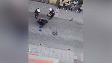 Un agente de Policía Nacional borra vídeos desde el teléfono del detenido