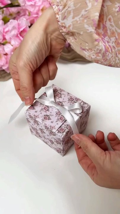 DIY Gift Box Tutorial via: @raushan_willmsLearn how to create a beautiful DIY gift box that's perfect for any occasion! Great for birthdays, holidays, or just to show someone you care!