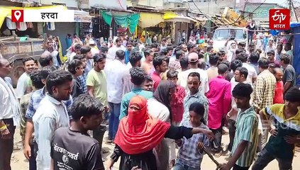 बेटियों के मां बाप को जहर दे रही सरकार, हरदा में महिला ने काटा बवाल