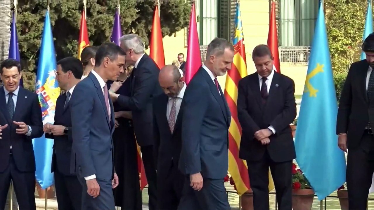 El rey preside la foto de familia antes de la Conferencia de presidentes
