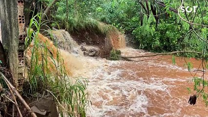 Chuva arrasta carro e derruba muro recém-construído em Cascavel
