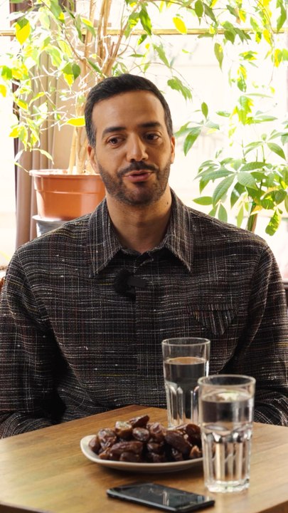 « Je voyais Booba dans l’ascenseur, je baissais la tête » . L’acteur Tarek Boudali raconte à Azzeddine sa jeunesse, notamment à Boulogne-Billancourt lorsqu’il lui arrivait de croiser Booba.