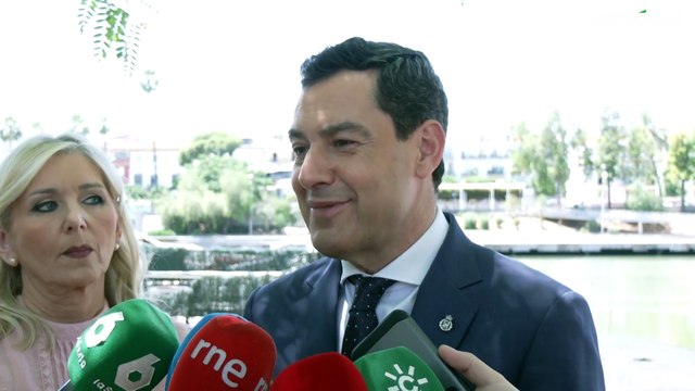 Juanma Moreno ve ridículo el pinganillo en la Conferencia de Presidentes