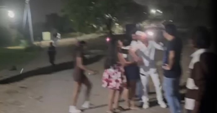 आधी रात युवक-युवतियों के बीच चले लात-घूंसे, कपड़े फटने तक मारपीट, वीडियो वायरल